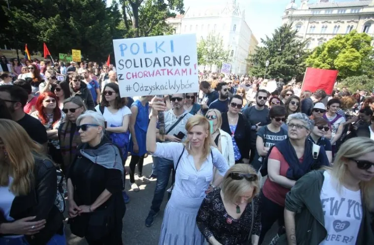 DVA PROSVJEDA: Hod za život i Obrani pravo na izbor na  rubu incidenta