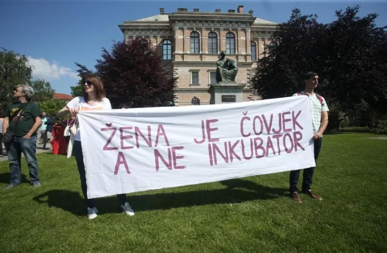 DVA PROSVJEDA: Hod za život i Obrani pravo na izbor na  rubu incidenta