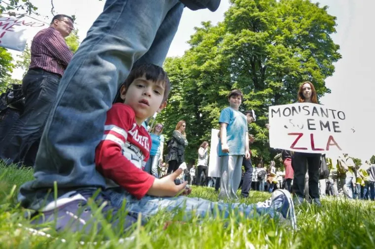 PROSVJED PROTIV GMO-a: U Zagrebu se okupilo mnoštvo građana s maštovitim transparentima