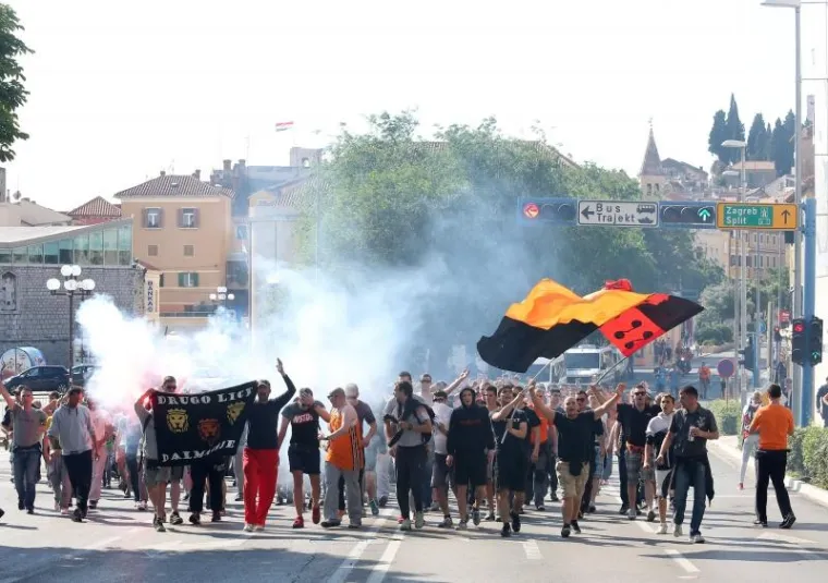 Nekoliko stotina Funcuta probudilo je grad ovog proljetnog dana.