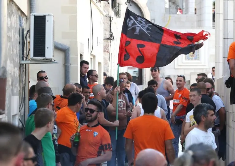 U &Scaron;ibeniku je u subotu vladala prava ludnica. Domaći klub za koji navijaju Funcuti igrao je kvalifikacijsku utakmicu za ulazak u 1. HNL protiv Cibalije, a &scaron;ibenski ultrasi napravili su pravu fe&scaron;tu na &scaron;ibenskim ulicama.