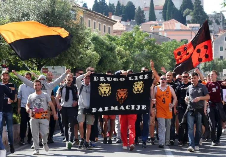 Funcuti su u korteu do&scaron;li do stadiona.