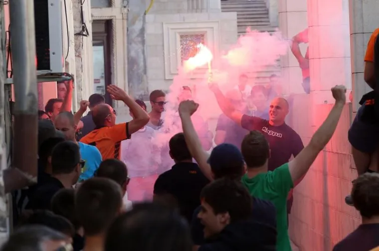 Palile su se baklje, skandiralo se u znak &Scaron;ibenika.