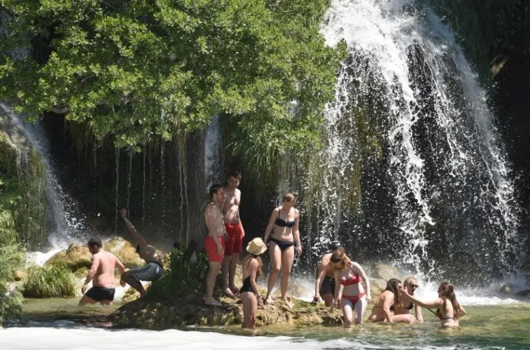 gdje su zbog velikih vrucina potrazili i osvjezenje u rijeci.
