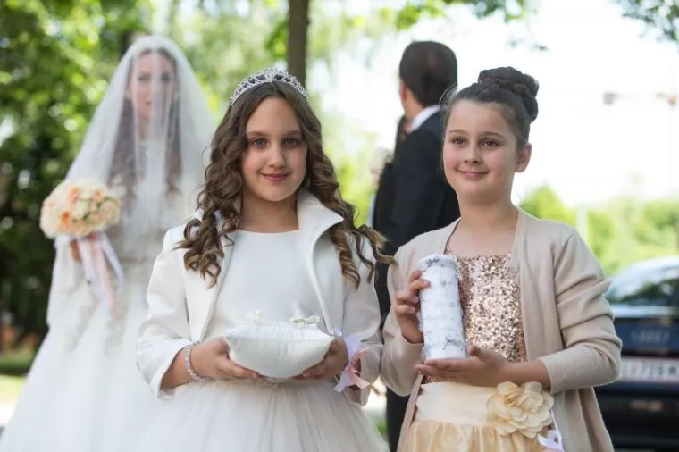 NJena kći gabrijela je nosila jastučić s prstenjem