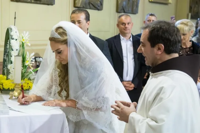 FOTOGALERIJA: SIMONA NA VJENČANJU PLAKALA OD SREĆE: 'Bogu hvala na ovome! Sačuvala nas je sveta čistoća tijela'