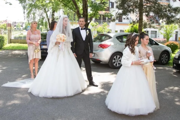 FOTOGALERIJA: SIMONA NA VJENČANJU PLAKALA OD SREĆE: 'Bogu hvala na ovome! Sačuvala nas je sveta čistoća tijela'