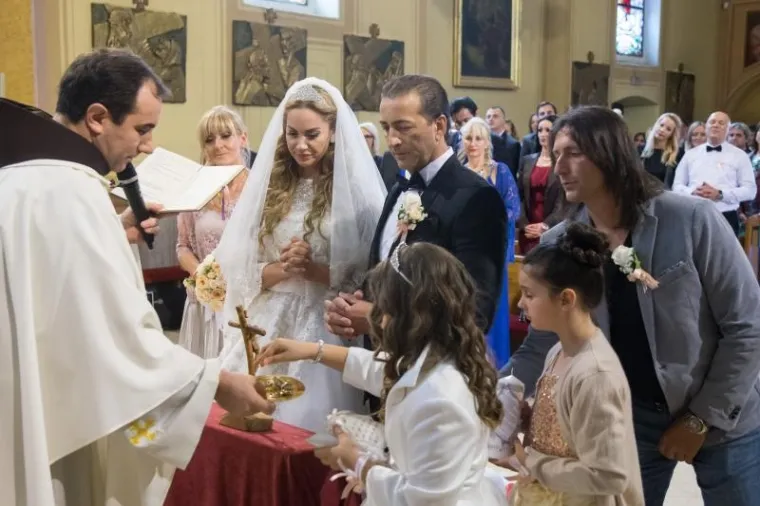 FOTOGALERIJA: SIMONA NA VJENČANJU PLAKALA OD SREĆE: 'Bogu hvala na ovome! Sačuvala nas je sveta čistoća tijela'