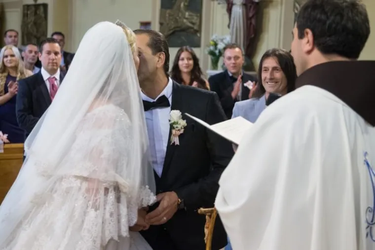 FOTOGALERIJA: SIMONA NA VJENČANJU PLAKALA OD SREĆE: 'Bogu hvala na ovome! Sačuvala nas je sveta čistoća tijela'