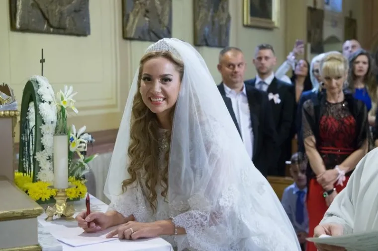 FOTOGALERIJA: SIMONA NA VJENČANJU PLAKALA OD SREĆE: 'Bogu hvala na ovome! Sačuvala nas je sveta čistoća tijela'