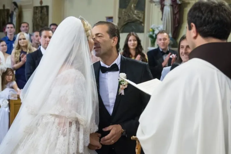 FOTOGALERIJA: SIMONA NA VJENČANJU PLAKALA OD SREĆE: 'Bogu hvala na ovome! Sačuvala nas je sveta čistoća tijela'