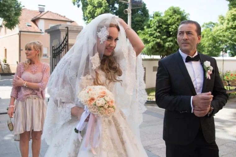 FOTOGALERIJA: SIMONA NA VJENČANJU PLAKALA OD SREĆE: 'Bogu hvala na ovome! Sačuvala nas je sveta čistoća tijela'