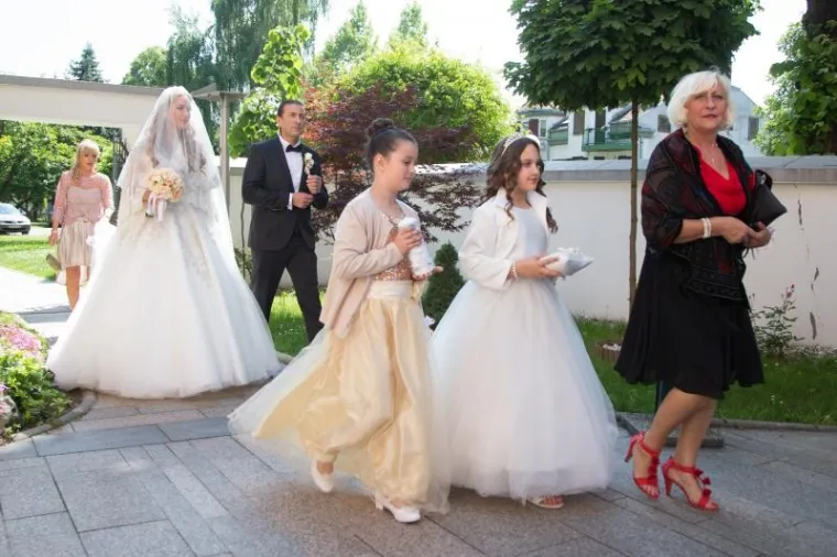 FOTOGALERIJA: SIMONA NA VJENČANJU PLAKALA OD SREĆE: 'Bogu hvala na ovome! Sačuvala nas je sveta čistoća tijela'