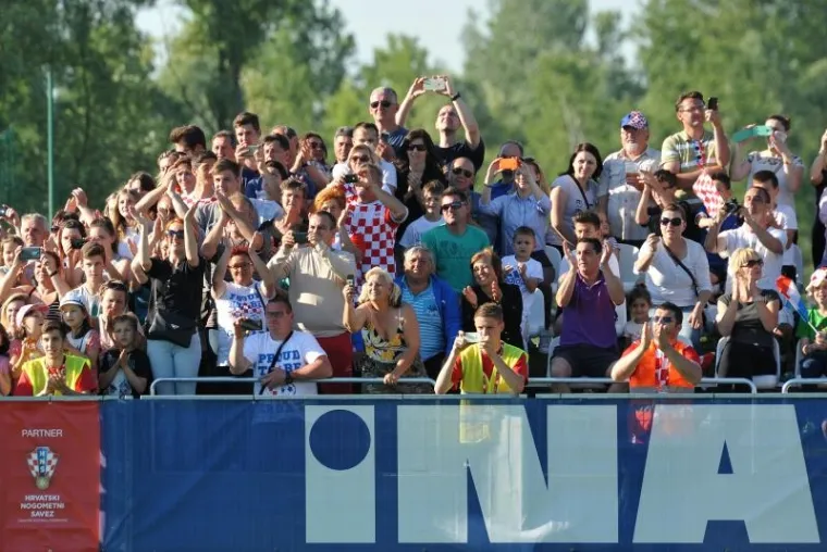 Vatreni su se preselili u Sveti Martin na Muri, gdje nastavljaju s pripremama za nadolazeće Europsko prvenstvo u Francuskoj, koje počinje 10. lipnja i traje do 10. srpnja.
