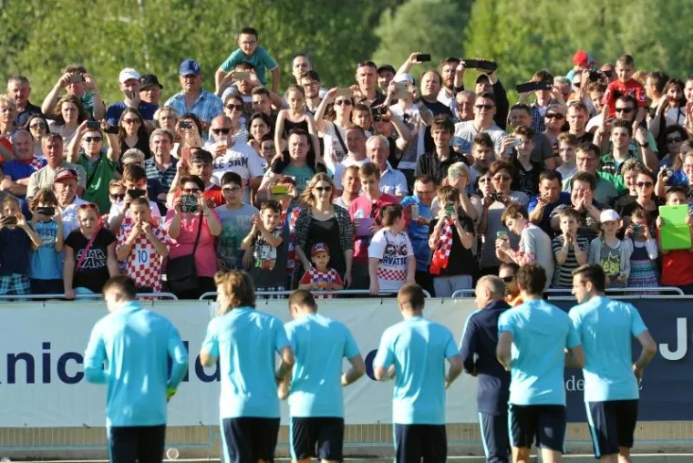 Hrvatska je odradila prvi otvoreni trening na stadionu NK Poleta i izazvala veliki interes znatiželjnika. Sunčano vrijeme garantiralo je dobru posjetu, a na tribine stadiona, prema nekim procijenama, natiskalo se oko pet tisuća ljudi.