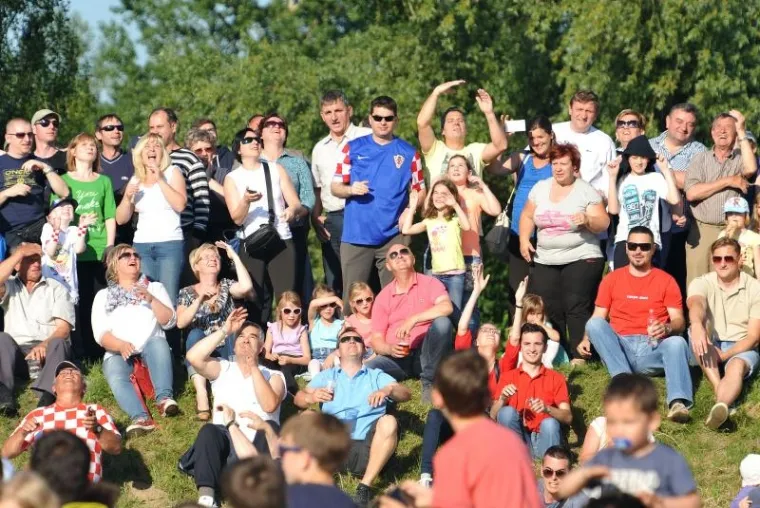 Puno je bilo onih koji su bili oko travnjaka, vladala je gužva oko stadiona. Svi su došli vidjeti Vatrene koji bruse formu za Euro.