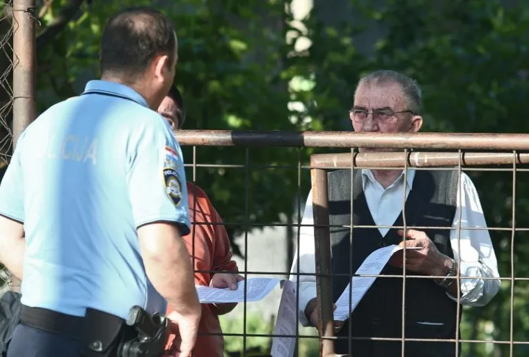 POLICIJA OGRADILA PODRUČJE: Prisilna deložacija obitelji Brčina
