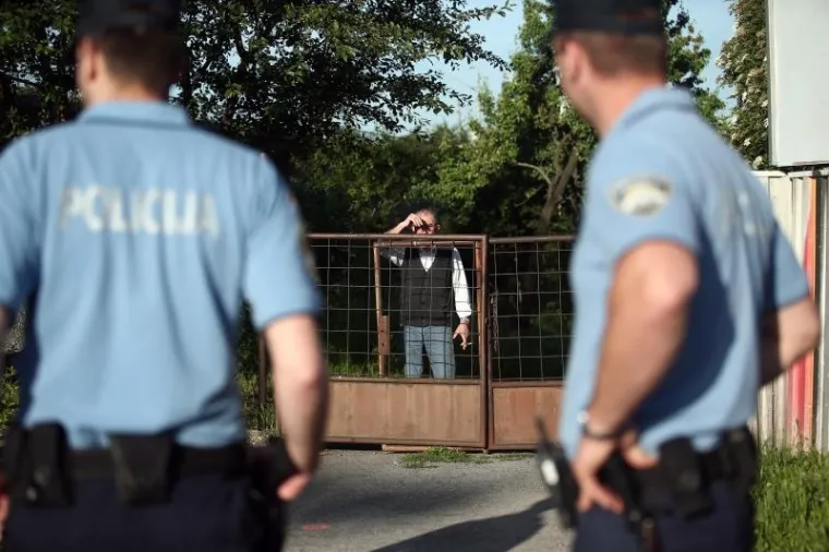 POLICIJA OGRADILA PODRUČJE: Prisilna deložacija obitelji Brčina
