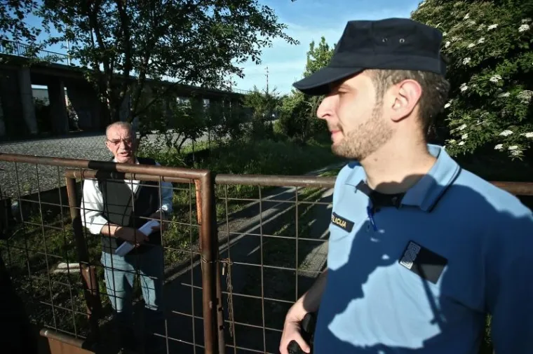 POLICIJA OGRADILA PODRUČJE: Prisilna deložacija obitelji Brčina