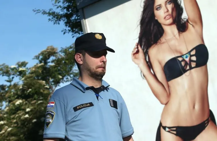 POLICIJA OGRADILA PODRUČJE: Prisilna deložacija obitelji Brčina