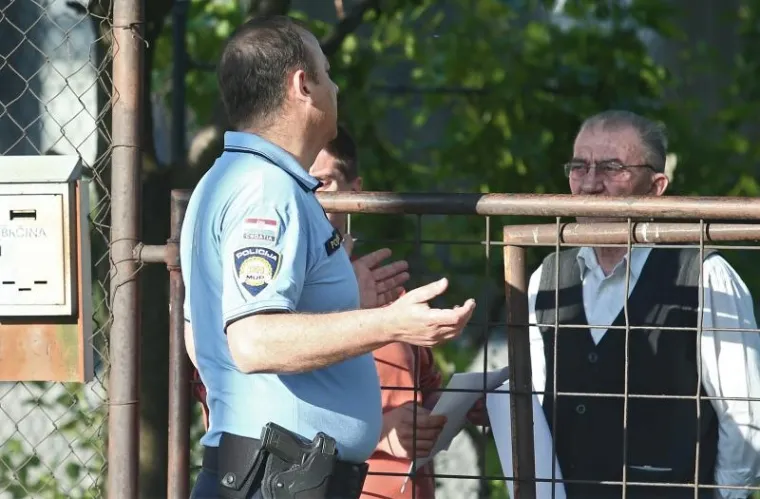 POLICIJA OGRADILA PODRUČJE: Prisilna deložacija obitelji Brčina