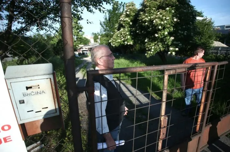 POLICIJA OGRADILA PODRUČJE: Prisilna deložacija obitelji Brčina