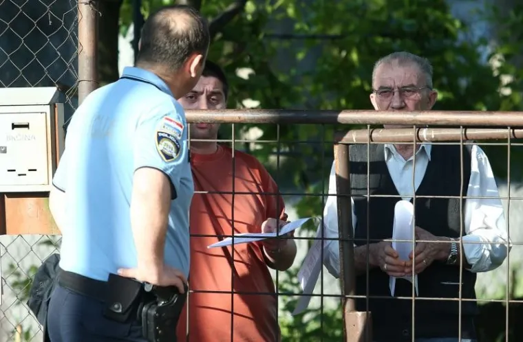 POLICIJA OGRADILA PODRUČJE: Prisilna deložacija obitelji Brčina