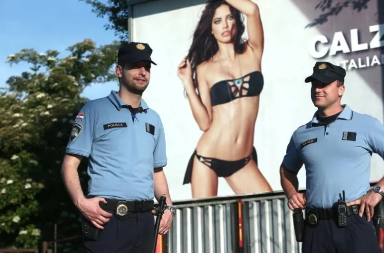 POLICIJA OGRADILA PODRUČJE: Prisilna deložacija obitelji Brčina