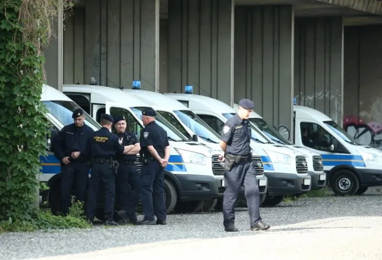 POLICIJA OGRADILA PODRUČJE: Prisilna deložacija obitelji Brčina