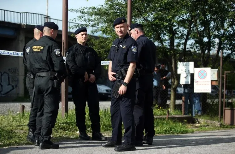 POLICIJA OGRADILA PODRUČJE: Prisilna deložacija obitelji Brčina