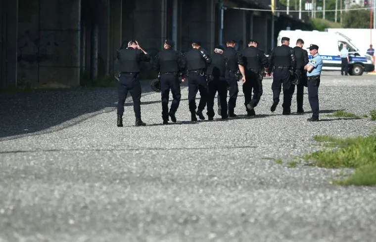 POLICIJA OGRADILA PODRUČJE: Prisilna deložacija obitelji Brčina