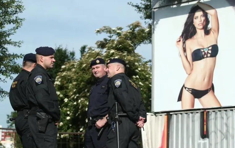 POLICIJA OGRADILA PODRUČJE: Prisilna deložacija obitelji Brčina