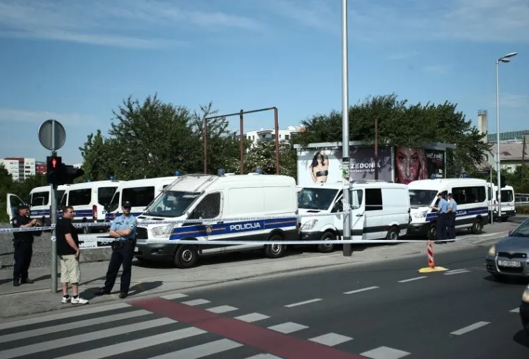 POLICIJA OGRADILA PODRUČJE: Prisilna deložacija obitelji Brčina