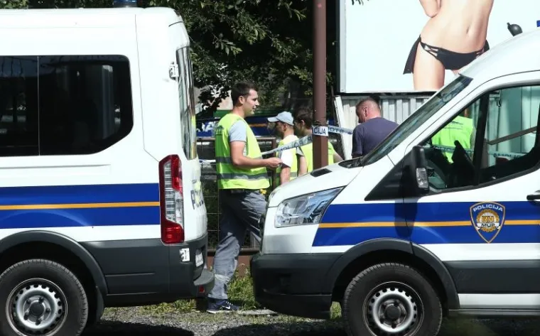 POLICIJA OGRADILA PODRUČJE: Prisilna deložacija obitelji Brčina