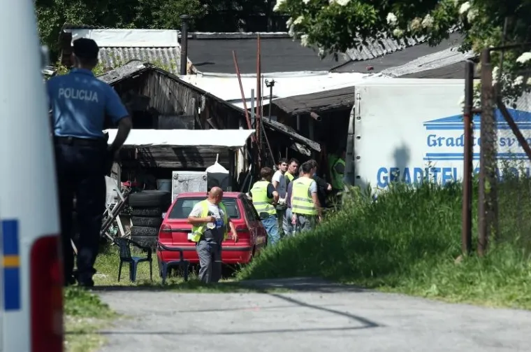 POLICIJA OGRADILA PODRUČJE: Prisilna deložacija obitelji Brčina