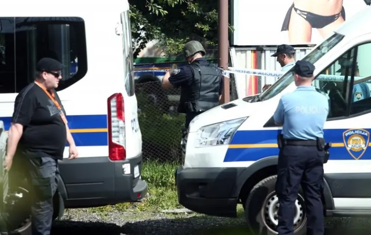 POLICIJA OGRADILA PODRUČJE: Prisilna deložacija obitelji Brčina