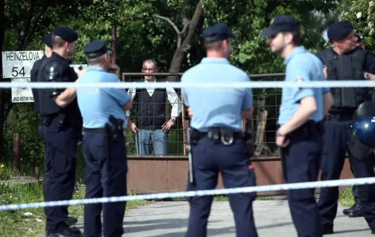 POLICIJA OGRADILA PODRUČJE: Prisilna deložacija obitelji Brčina