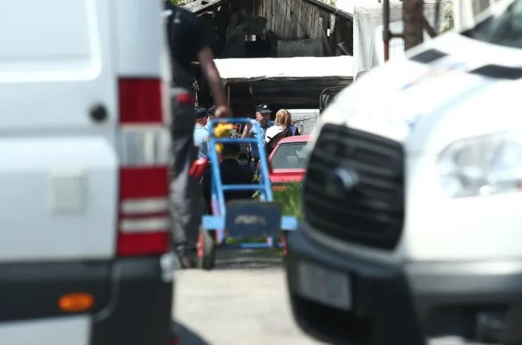 POLICIJA OGRADILA PODRUČJE: Prisilna deložacija obitelji Brčina