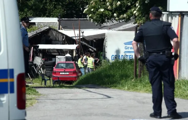 POLICIJA OGRADILA PODRUČJE: Prisilna deložacija obitelji Brčina