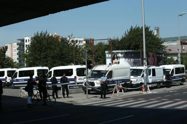 POLICIJA OGRADILA PODRUČJE: Prisilna deložacija obitelji Brčina