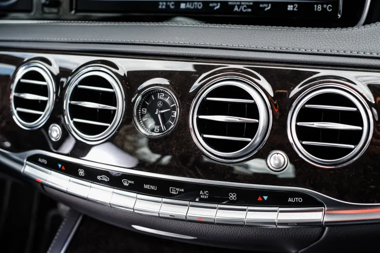 ZAVIRITE U SENZACIONALNU LIMUZINU: Ova galerija potvrđuje za&scaron;to Mercedesovu S klasu zovu Kraljem asfalta