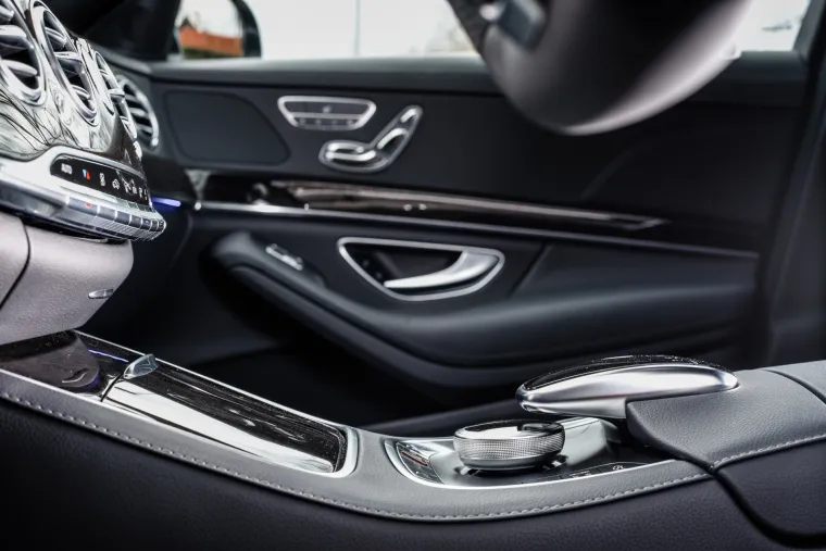 ZAVIRITE U SENZACIONALNU LIMUZINU: Ova galerija potvrđuje za&scaron;to Mercedesovu S klasu zovu Kraljem asfalta