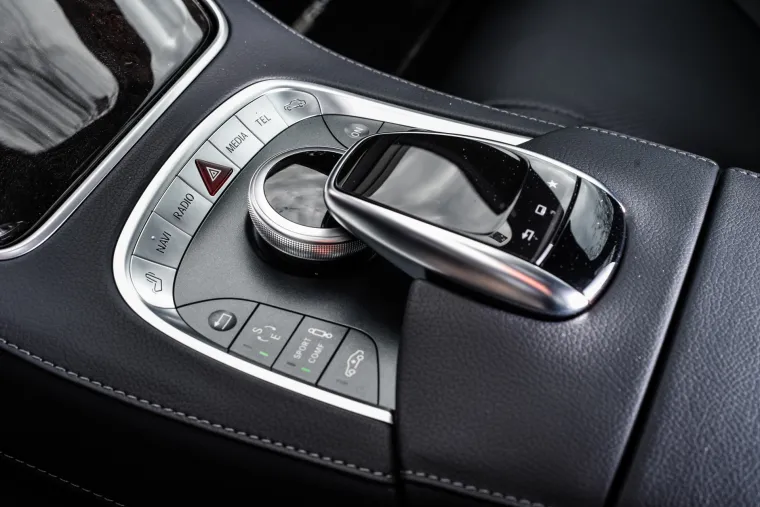 ZAVIRITE U SENZACIONALNU LIMUZINU: Ova galerija potvrđuje za&scaron;to Mercedesovu S klasu zovu Kraljem asfalta