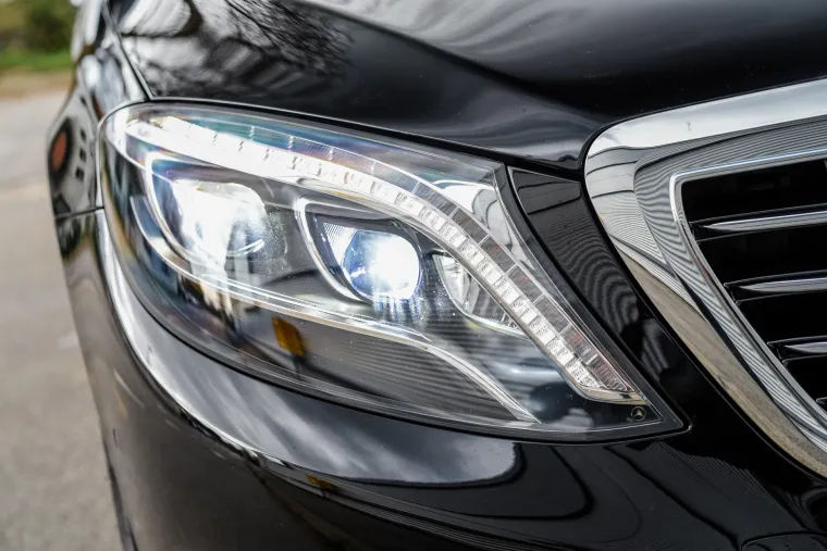 ZAVIRITE U SENZACIONALNU LIMUZINU: Ova galerija potvrđuje za&scaron;to Mercedesovu S klasu zovu Kraljem asfalta