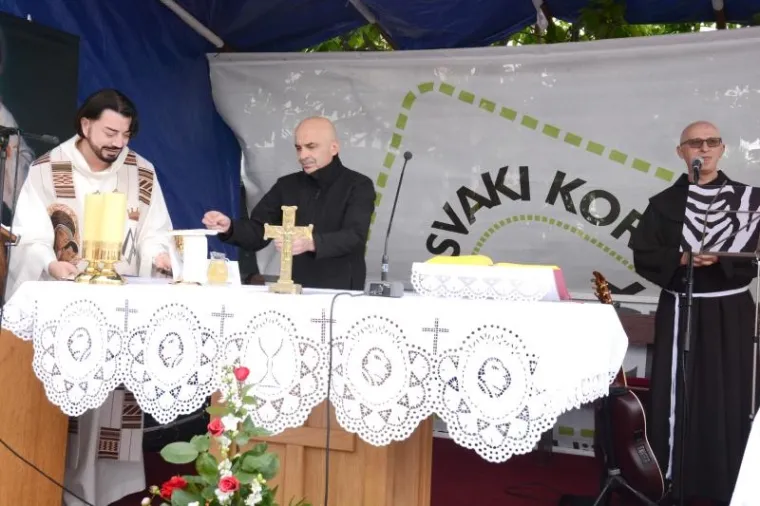 Više stotina vjernika nazočilo je početku trodnevne duhovne obnove koju u Župi sv. Ivana Pavla II održava velečasni Zlatko Sudac.