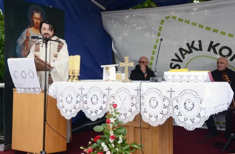 PETRINJA: Više stotina ljudi došlo je na duhovnu obnovu koju vodi velečasni Zlatko Sudac