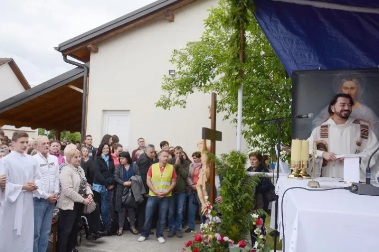 PETRINJA: Više stotina ljudi došlo je na duhovnu obnovu koju vodi velečasni Zlatko Sudac