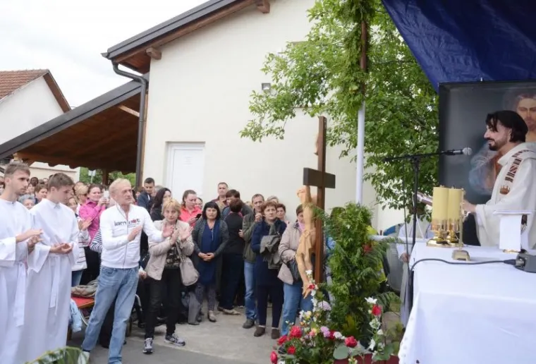 PETRINJA: Više stotina ljudi došlo je na duhovnu obnovu koju vodi velečasni Zlatko Sudac
