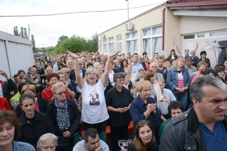 PETRINJA: Više stotina ljudi došlo je na duhovnu obnovu koju vodi velečasni Zlatko Sudac