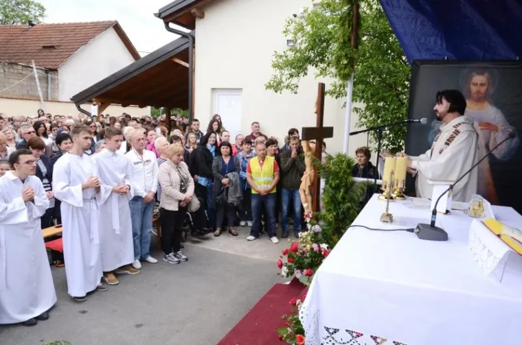 PETRINJA: Više stotina ljudi došlo je na duhovnu obnovu koju vodi velečasni Zlatko Sudac